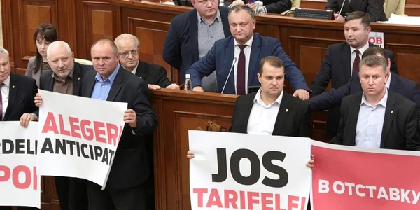 socialistii moldova dodon au blocat tribuna parlamentului FOTO Facebook