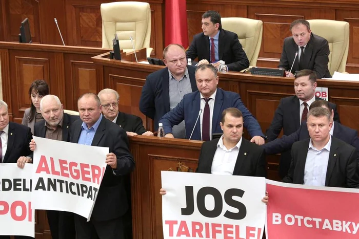 Protest al deputaţilor socialişti în Parlamentul Republicii Moldova. FOTO: Arhiva Adevărul