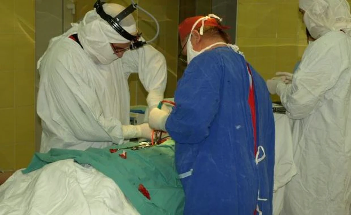 
    Medicii au stat mai bine de două ore în sala de operaţie ca să salveze viaţa tânărului  