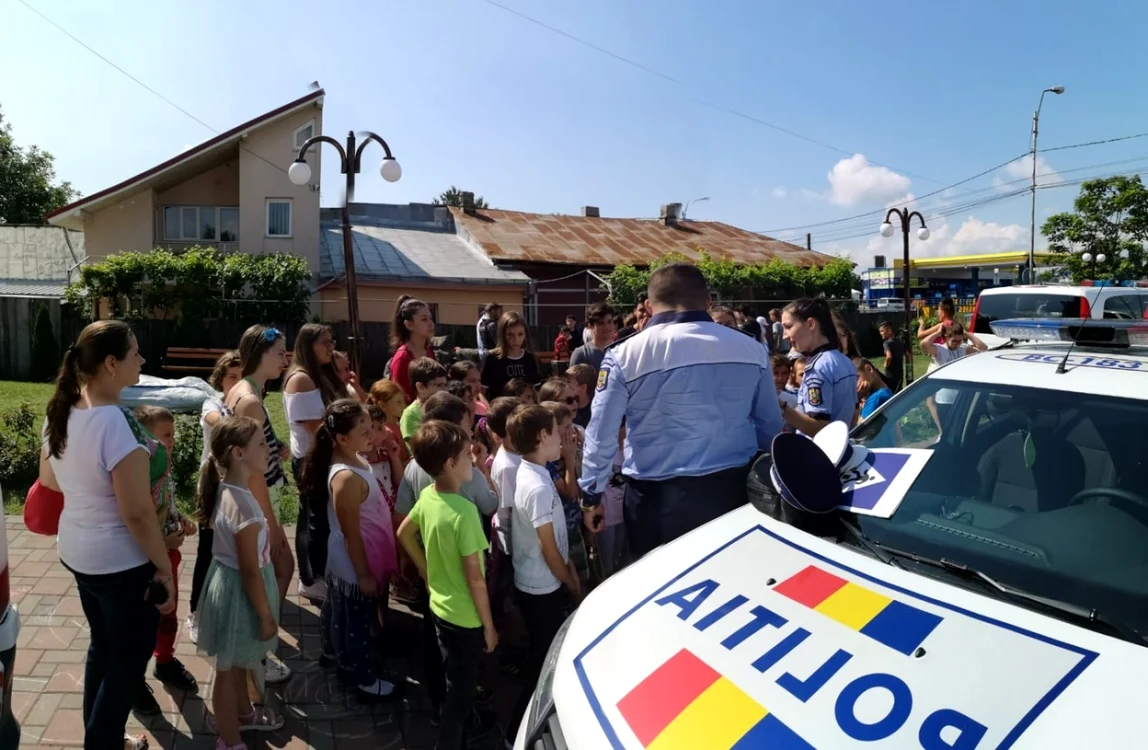 Poliţiştii i-au vizitat pe copiii de la şcola de vară