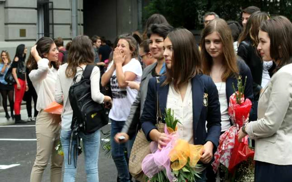 Emoţii la deschiderea noului an şcolar şi veşnicele flori pentru ”Doamna profesoară”   FOTO: Marian Iliescu