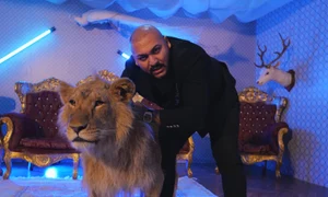 dani mocanu si un leu jpg