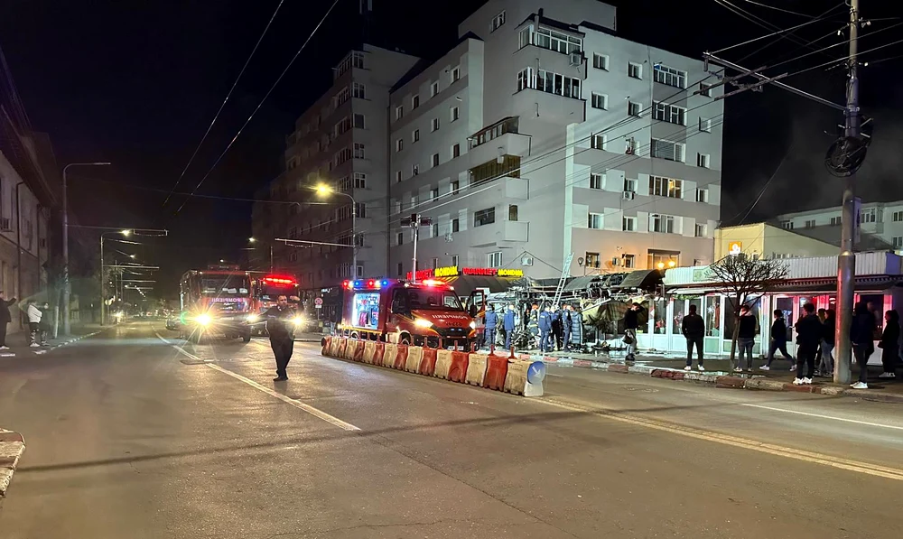 Incendiul risca să se extindă la blocurile și magazinele din apropiere Foto: ISU Gorj