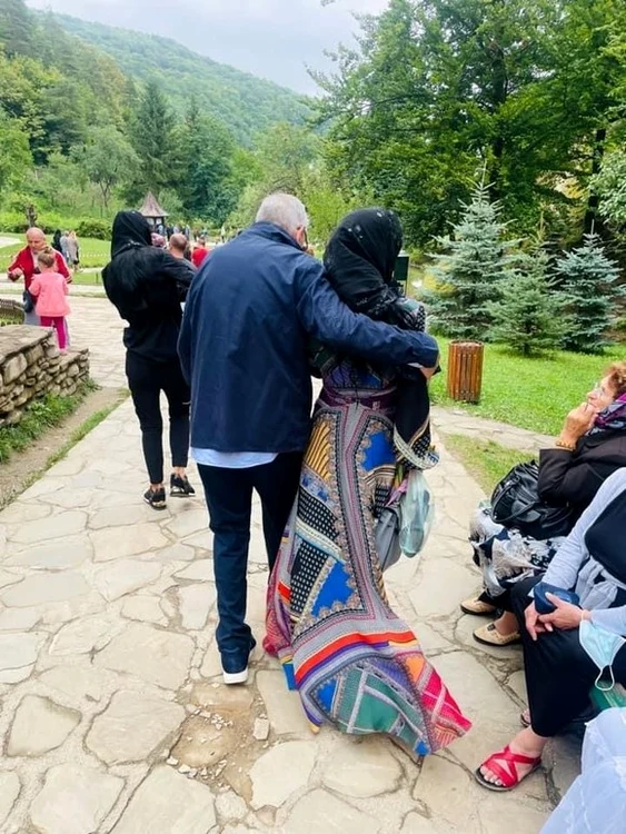 
    Ioana și Ilie Năstase au vizitat mormântul lui Arsenie Bocafoto: Facebook  