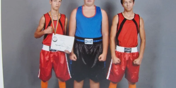 Cei trei fraţi din Berghin în echipament sportiv