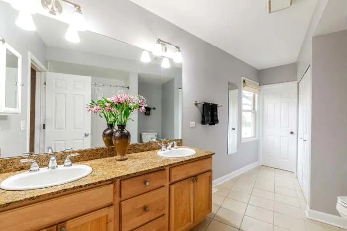 Au fost amenajate două băi la fiecare etaj