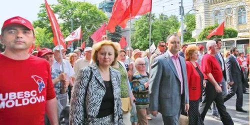 Sute de persoane, cu Voronin şi Dodon în frunte, au mărşăluit prin Chişinău