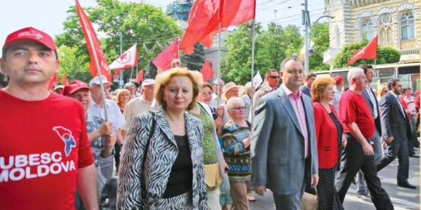 Sute de persoane, cu Voronin şi Dodon în frunte, au mărşăluit prin Chişinău 