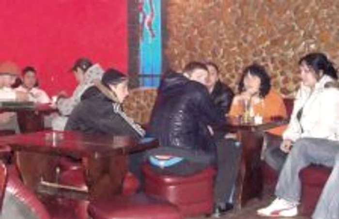 Adunaţi în jurul unui pahar de suc, elevii stau cel puţin o oră în baruri