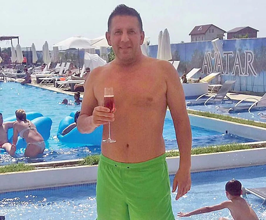 
    2016. Axinte nici că se  mai sinchiseşte  de burtica lui  proeminentă  şi se plimbă  ţanţos pe plaja  din MamaiaFoto: Mihai Ionescu  