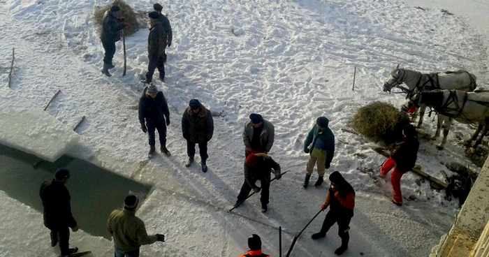 Localnicii au trudit la confecţionarea crucilor de gheaţă FOTO: Vrancea Altfel