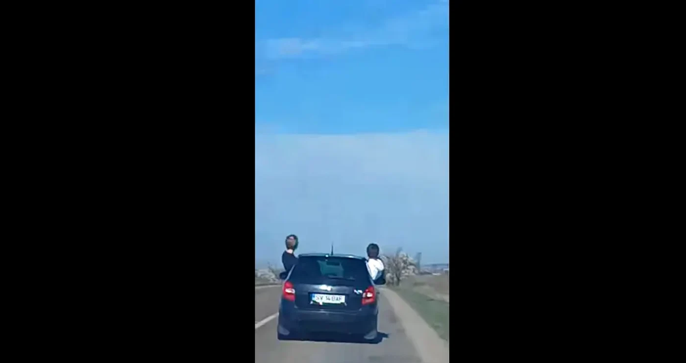 Tinerii s-au gândit că e amuzant să călătorească pe jumătate ieșiți din mașină FOTO captură video 