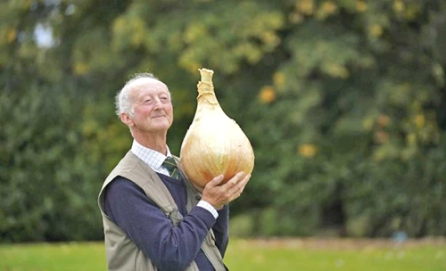 Peter Glazebrook (79 de ani) şi ceapa de 8,16 kg