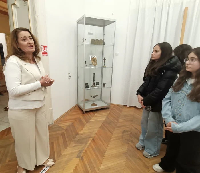 Muzeograful Anemona Todor le-a fost elevilor ghid FOTO: Alina Mitran
