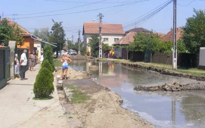 Arad: Inundaţii de la o conductă spartă pe strada Ghioceilor (GALERIE FOTO)