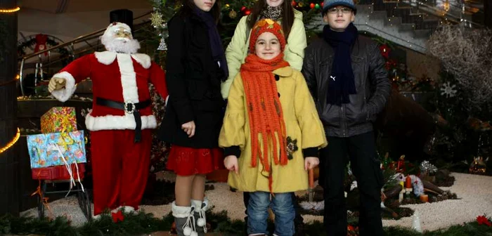 Punctul de atracţie îl constituie bradul şi moş Crăciun , foto: Corina Tătaru 
