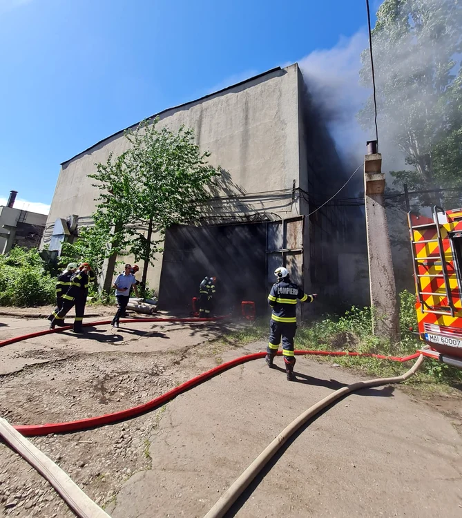 Incendiu la o hală din Ploiești FOTO: ISU Prahova