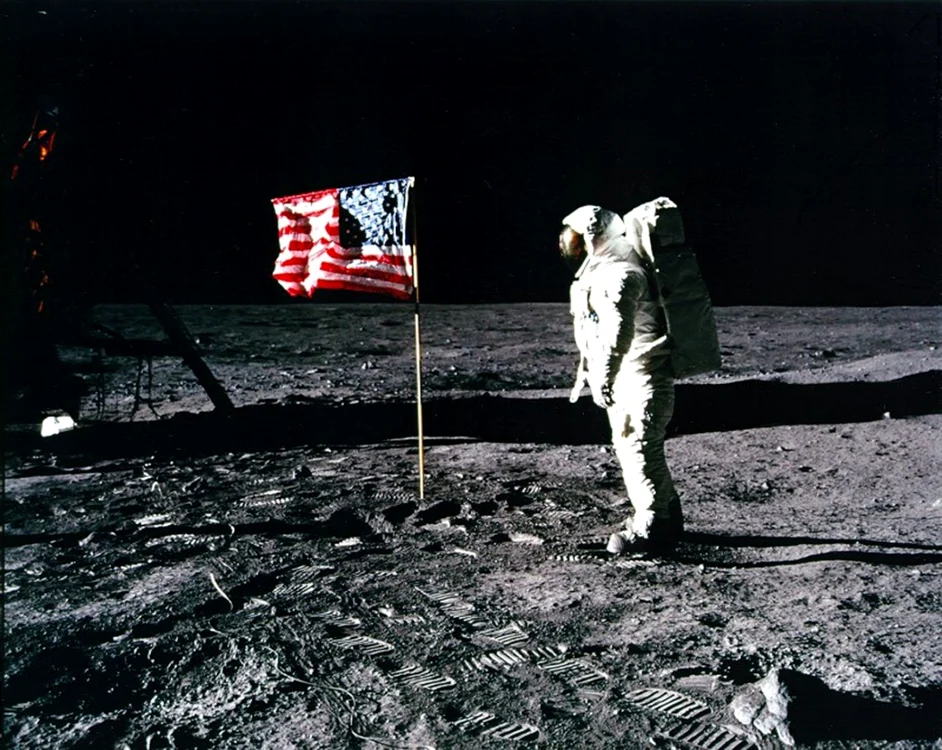 Steagul american pe Lună / FOTO Profimedia