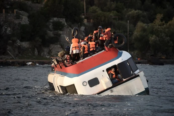 Barcă plică cu migranţi, în dificultate FOTO AFP