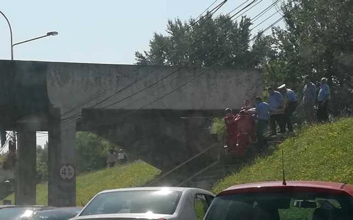 Bărbatul a fost dus pe targă de pe malul Someşului la ambulanţă - foto: Adrian Caraba