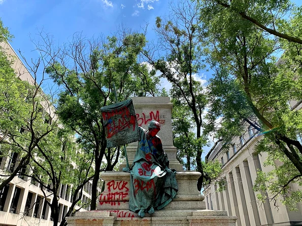 Monumentul dedicat generalului Albert Pike, vandalizat în timpul protestelor din 2020 (© Wikimedia Commons)