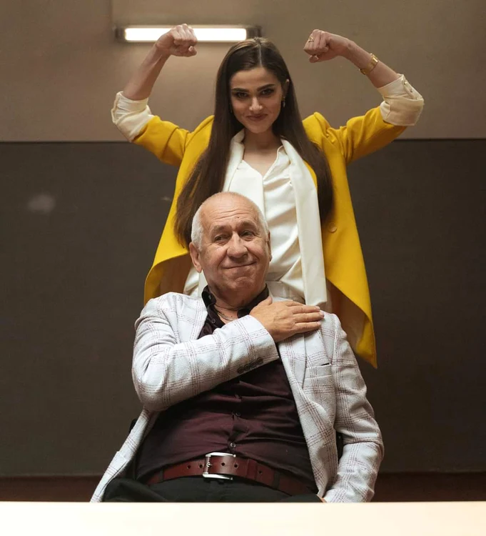 Theo Rose caută  independența față de  Tătuțu și familia ei  în al doilea sezon