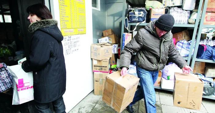 Potrivit unui proiect de lege, moldovenii ar urma să declare coletele trimise celor drag FOTO Tudor Iovu