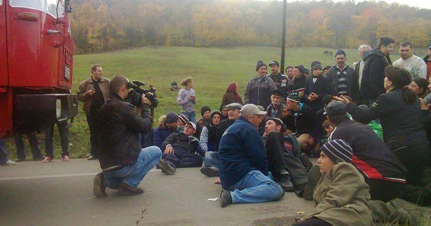 Protestatarii s-au aşezat în mijlocul drumului care traversează comuna Pungeşti FOTO Facebook