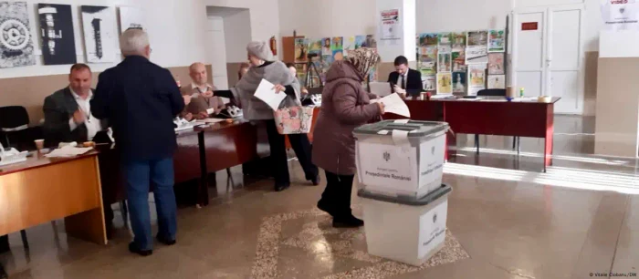 Basarabenii cu pașaport românesc au votat la prezidențiale, ca în imaginea de față la Florești