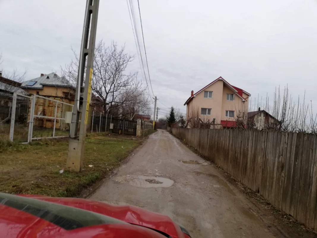 stâlpi de iluminat în mijlocul străzii