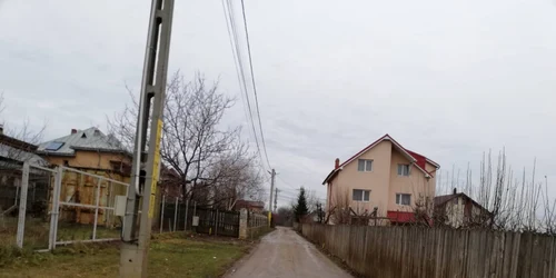 stâlpi de iluminat în mijlocul străzii