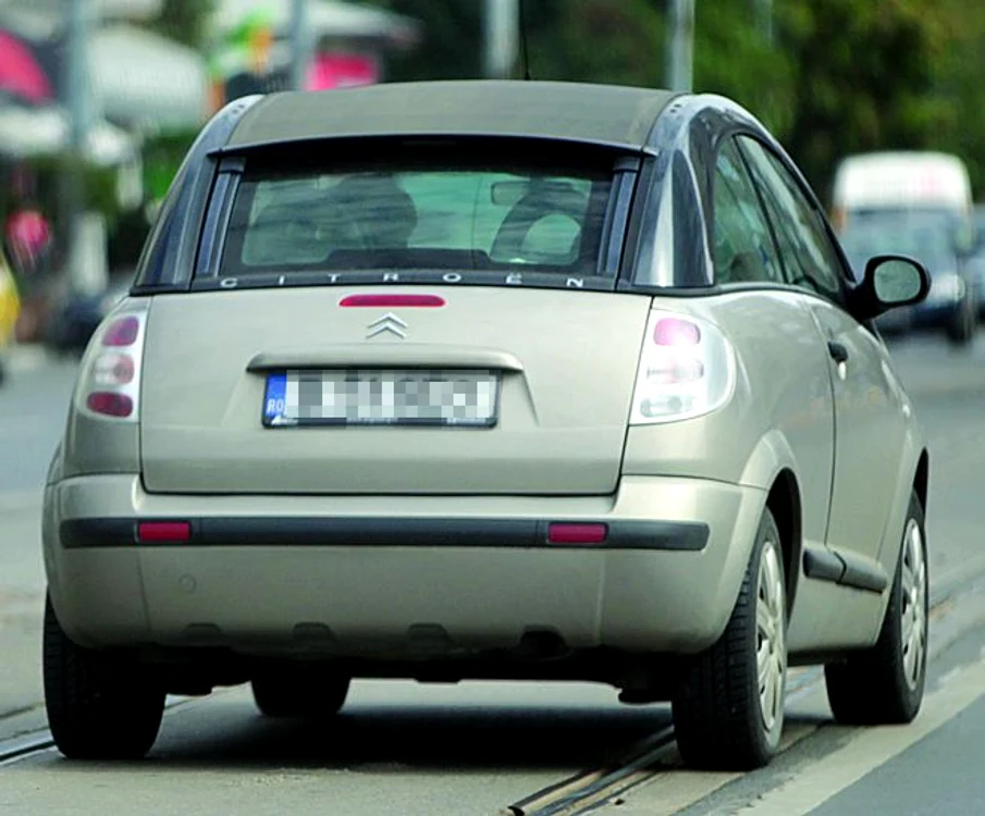 
    Gina a rămas şi fără iubit, şi fără maşină  