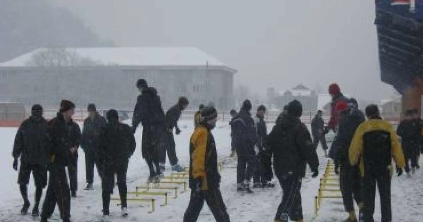 Nemţenii se antrenează pe suprafaţa sintetică, să protejeze gazonul de pe arena centrală