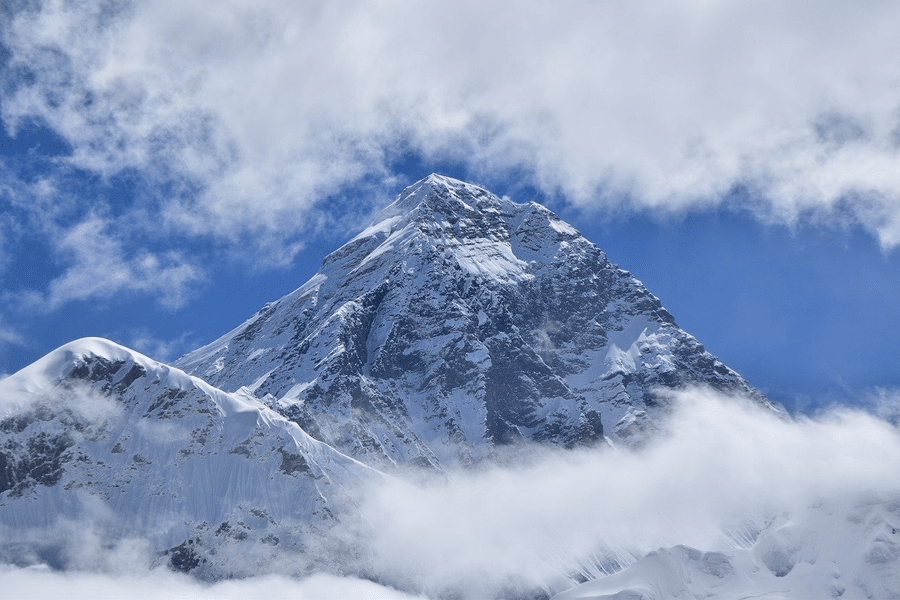 Descoperire spectaculoasă pe Everest - Totul a pornit de la un simplu strănut al unui turist care a urcat pe munte