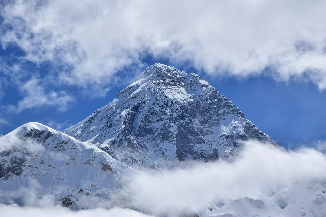 Măsurătoarea oficială făcută iniţial de China era 8.844,43 de metri, cu patru metri mai puţin decât măsurase NepalulFoto: Pixabay