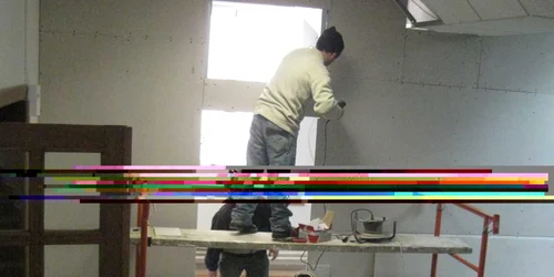 Muncitorii din construcţii lucrează cel mai des „în afara“ prevederilor contractului de muncă