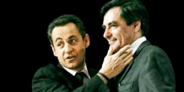 Premierul François Fillon (dreapta), un om a cărui statură politică a depăşit-o pe cea a preşedintelui Nicolas Sarkozy 