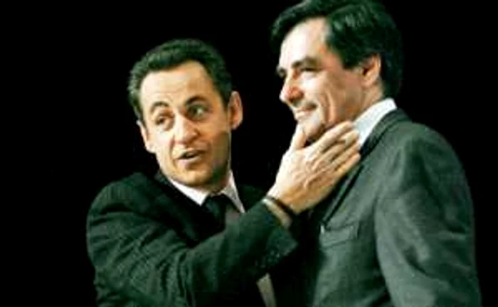 Premierul François Fillon (dreapta), un om a cărui statură politică a depăşit-o pe cea a preşedintelui Nicolas Sarkozy