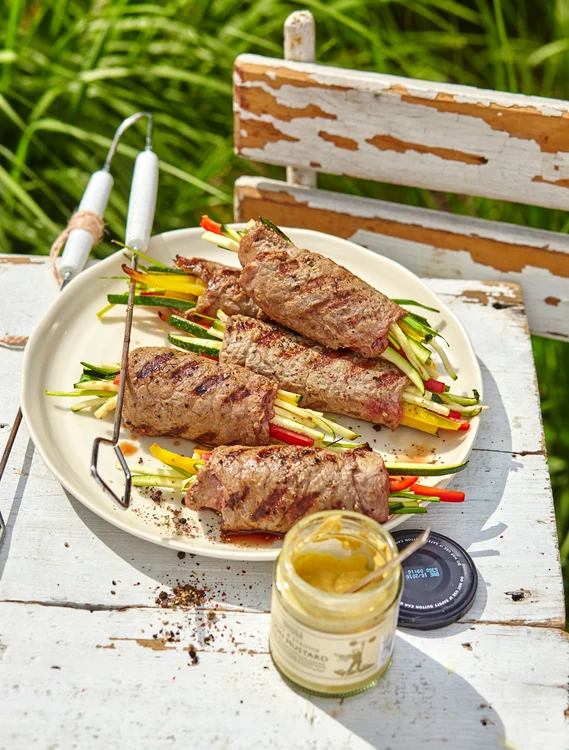 Rulouri din carne de viţel umplute cu legume