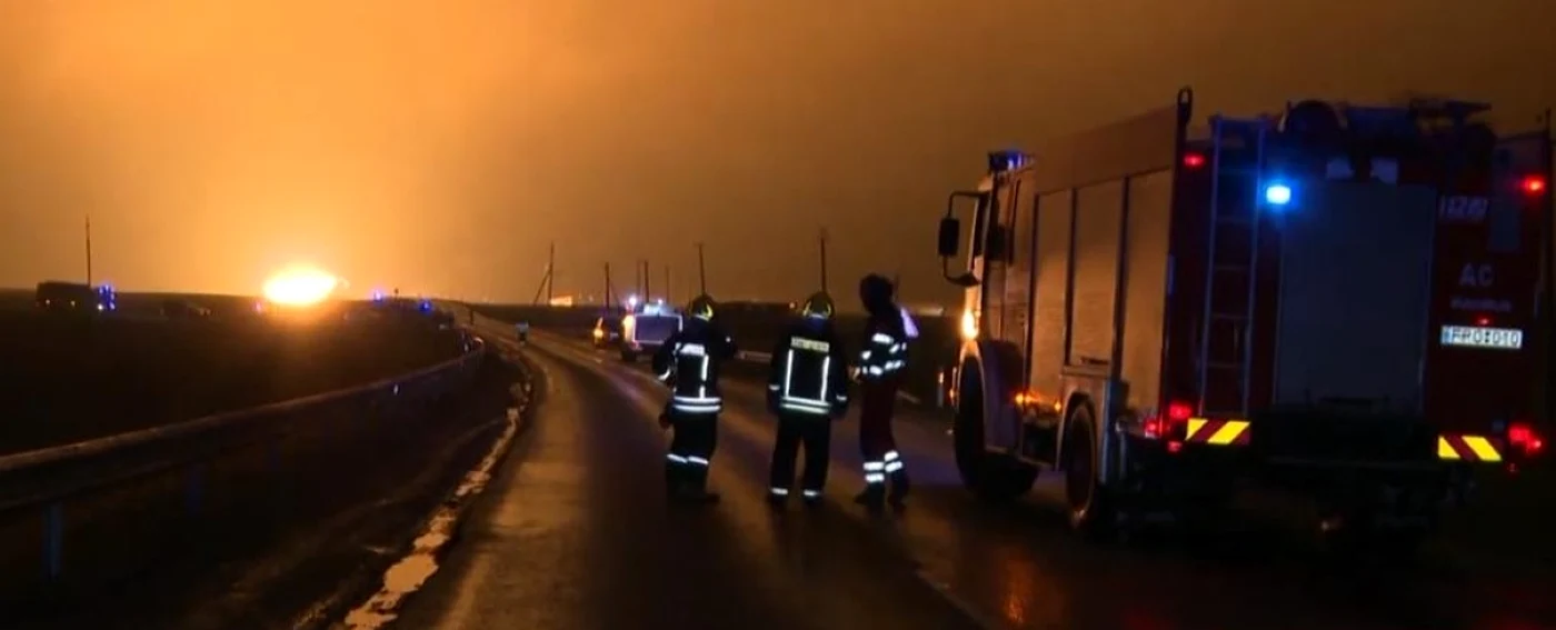 Mai multe echipaje de pompieri lituanieni au fost chemate să stingă incendiul. FOTO: captură video
