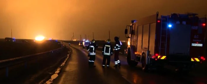 Mai multe echipaje de pompieri lituanieni au fost chemate să stingă incendiul. FOTO: captură video
