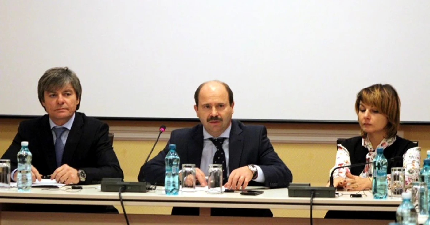Directorul Agenţiei Proprietăţii Publice Valeriu Triboi (stânga), alături de vicepremierul Valeriu Lazăr, şi Dona Şcola, şefa de la MIEPO FOTO app.gov.md