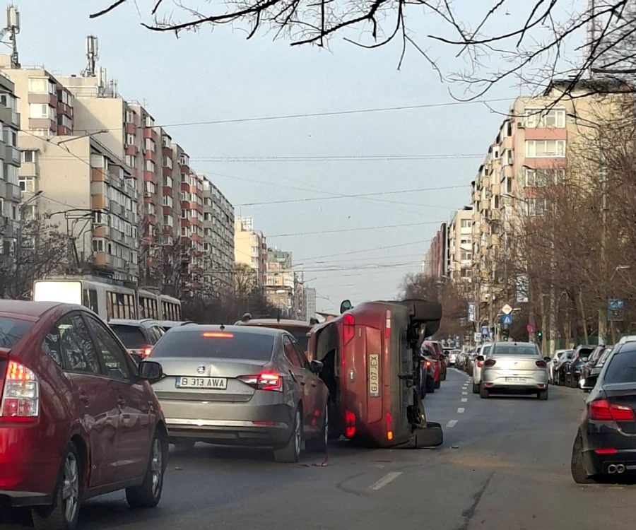 Șase mașini au fost implicate, în această dimineață, într-un accident lângă Spitalul Colentina.