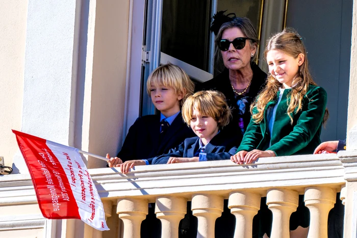 Prințesa Caroline de Monaco cu nepoții săi la balconul oficial al Palatului. FOTO: Profimedia
