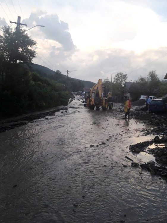 Circulaţia pe DN 15 B a fost afectată de aluviuni. FOTO Prefectura Neamţ