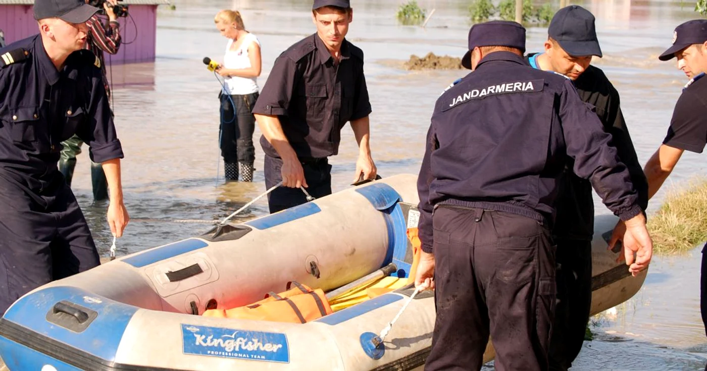 Jandarmii aflaţi în pericol de înec au fost salvaţi de proprii colegi
