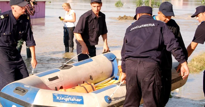 Jandarmii aflaţi în pericol de înec au fost salvaţi de proprii colegi