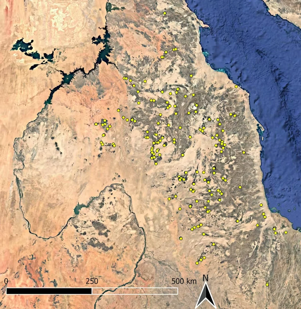 Sute de situri funerare în incinte, descoperite în estul Sudanului (© Google Earth, hartă compilată în QGIS)