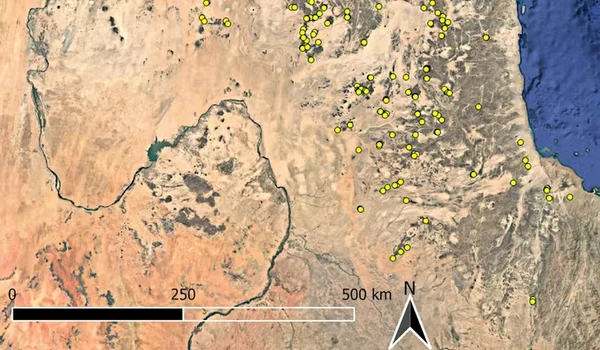 Sute de situri funerare în incinte, descoperite în estul Sudanului (© Google Earth, hartă compilată în QGIS)
