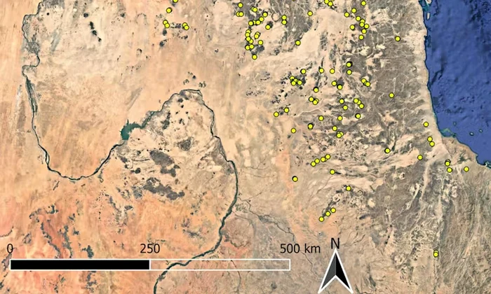 Sute de situri funerare în incinte, descoperite în estul Sudanului (© Google Earth, hartă compilată în QGIS)